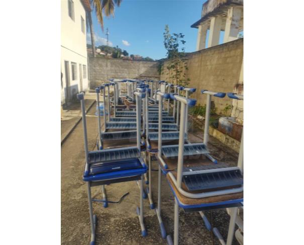 Foto de JORDÂNIA-MG - Lote de carteiras escolares.