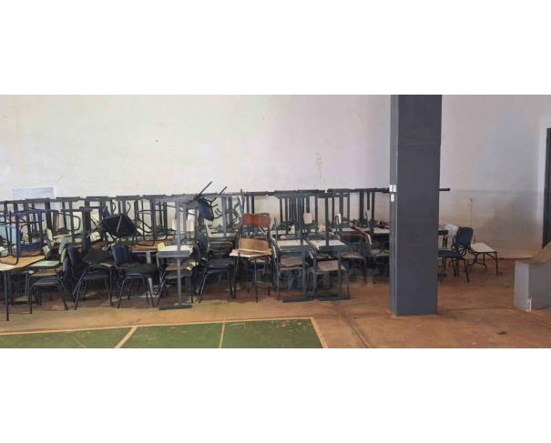 Foto de SANTA CRUZ DO RIO PARDO/SP - Cadeiras e carteiras (Escola Sebastião Jacyntho da Silva)