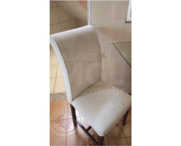 Foto de UBÁ/MG- Mesa de jantar de vidro com 04 cadeiras