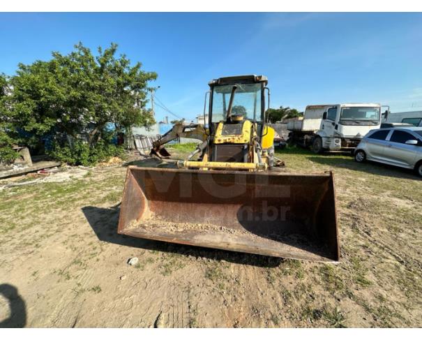 Foto de Marataízes/ES- Retroescavadeira New Holland, modelo B95B