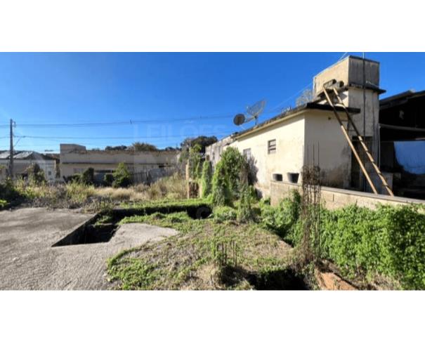 Foto de IGUATAMA/MG – Lote com a área de 200,00m², com uma construção inacabada, situado no Centro