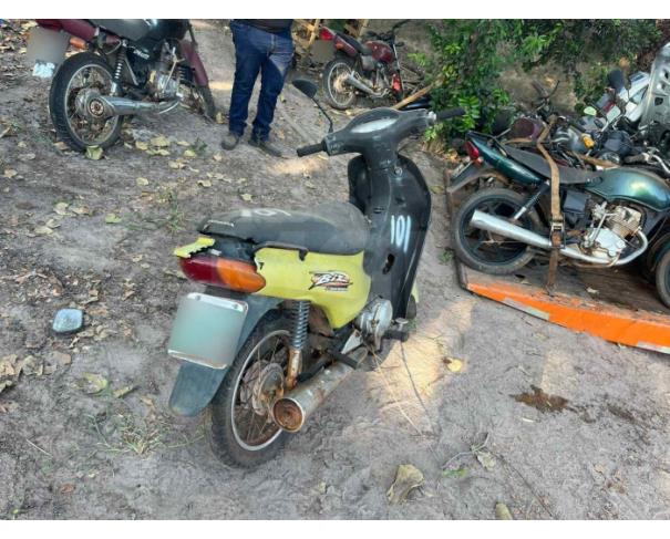 Foto de ARAGUAPAZ/GO - Motocicleta HONDA C100 Biz - PARA RETIRADA DE PEÇAS - MOTOR INSERVÍVEL