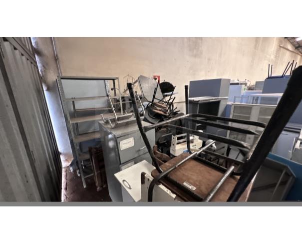 Foto de ITATIAIUÇU/MG - Lote de Armários de ferro, prateleiras de ferro, cadeiras de escritório, geladeira para vacinas, cadeiras de madeira, balança antropométrica, escadinha clínica e etc