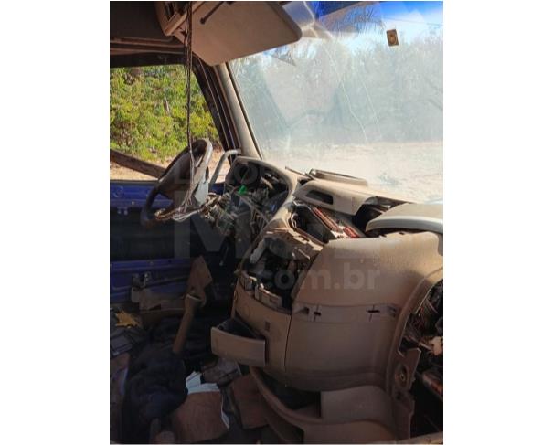 Foto de ITAÚNA MG - BAIXADO - VOLVO NH12380 4X2 2004/2004 (ENCONTRA-SE NO PÁTIO DO COMITENTE)