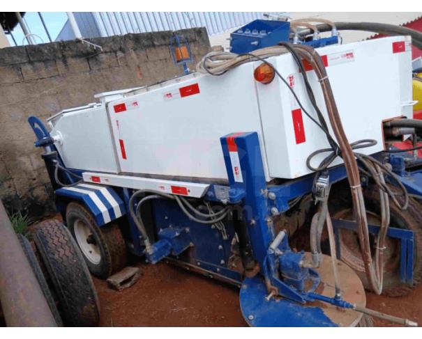 Foto de PARAGUAÇU/MG - Varredora Mecânica Rebocável VM, modelo VCR1600 equipada com escovas laterais, reservatório coletor, sistema hidráulico e sistema de pulverização para controle de poeira
