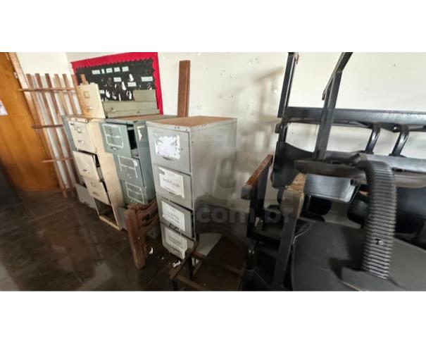 Foto de ITATIAIUÇU/MG-Prateleiras em aço, refrigerador de vacina, aparelho de ultrassom, cadeira odontologica dentre outros.