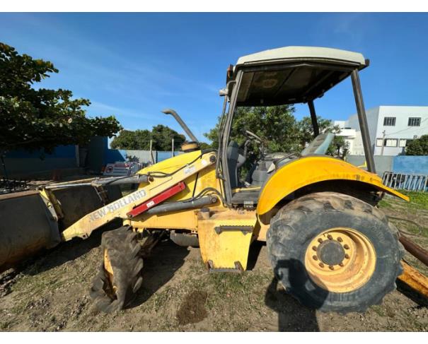 Foto de Marataízes/ES- Retroescavadeira New Holland, modelo B95B