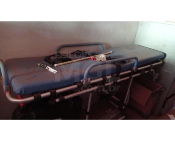 Foto de SÃO JOÃO DA MATA/MG - Lote é composto por ventilador de chão, estabilizador, armário  em madeira, gaveteiro em aço, cama, maca hospitalar,  entre outros.
