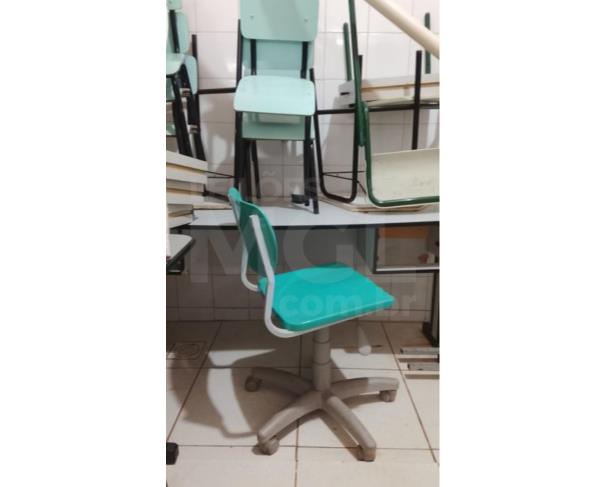 Foto de GUARANTÃ/SP - Carteiras e cadeiras, mimeógrafo, mesa de escritório com duas gavetas, mesa de escritório 1,20m com quatro gavetas, cadeiras de acrílico, ventiladores de teto, ventilador de parede, microfone sem fio, teclado.