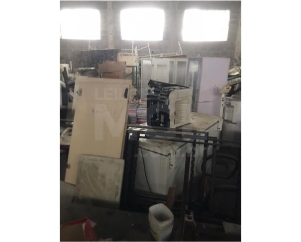 Foto de CRUZEIRO/SP - Aproximadamente de 2.000 cadeiras escolares, 2.000 carteiras escolares, 30 macas em ferro, 06 freezers, 3 autoclaves.
