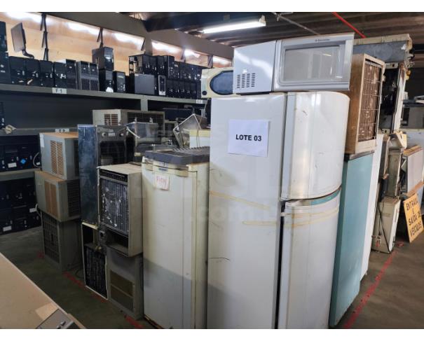 Foto de Brasília/DF - SUCATA DE ESTUFAS, AR CONDICIONADOS, GELADEIRAS, BEBEDOUROS, MICRO-ONDAS, FOGÃO E AUTOCLAVES E EQUIPAMENTOS EM GERAL.