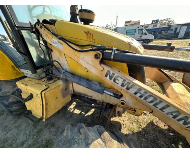Foto de Marataízes/ES- Retroescavadeira New Holland, modelo B95B