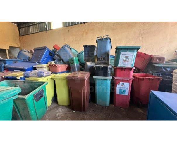 Foto de ITATIAIUÇU/MG-Armário de aço, mesas diversas, cadeiras de banho, longarina, ventiladores, mesa escolar.