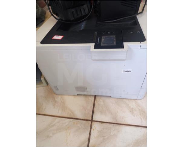 Foto de GUARANTÃ/SP - Totem álcool gel, impressora, nobreak, estabilizador, cadeira preta, extensão, teclado, ventilador, balança, relógio ponto, cadeira preta escritório giratória