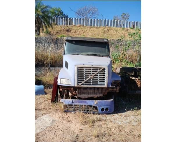 Foto de ITAÚNA MG - BAIXADO - VOLVO NH12380 4X2 T 2004/2005 (ENCONTRA-SE NO PÁTIO DO COMITENTE)