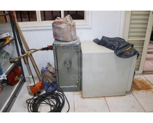Foto de BRASILIA/DF - Sucata de moveis e diversos (cadeiras, arquivo, mesas, cofre, autoclave).