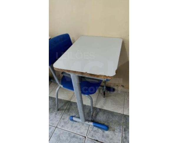 Foto de PORCIÚNCULA/RJ - Cadeiras e carteiras.