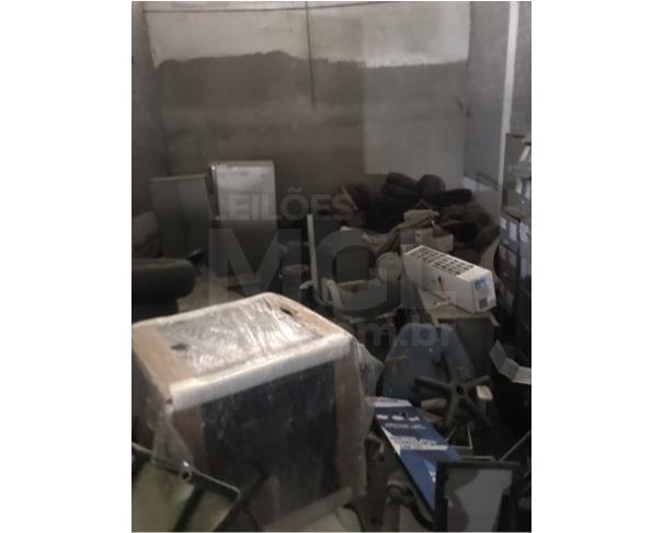 Foto de CRUZEIRO/SP - Aproximadamente de 2.000 cadeiras escolares, 2.000 carteiras escolares, 30 macas em ferro, 06 freezers, 3 autoclaves.