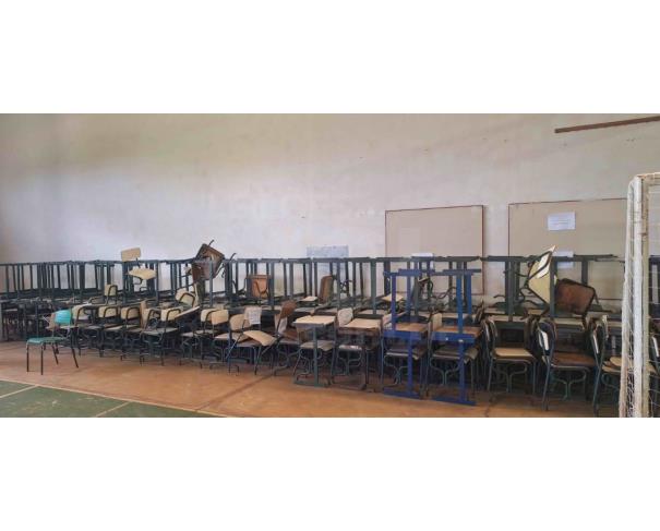 Foto de SANTA CRUZ DO RIO PARDO/SP - Cadeiras e carteiras (Escola Sebastião Jacyntho da Silva)