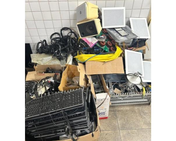 Foto de SÃO LUIS/MA - Telefone com fio, Caxias de Som, Teclados, Mouses, Fones de ouvidos, Óculos de realidade virtual, Suporte para mesa de som Armário metálico para suporte de fios Carcaças de equipamentos de informática Periféricos em geral.