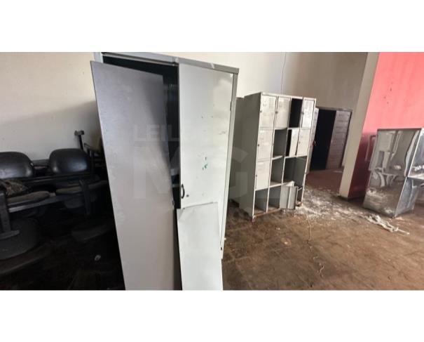 Foto de ITATIAIUÇU/MG-Prateleiras em aço, refrigerador de vacina, aparelho de ultrassom, cadeira odontologica dentre outros.