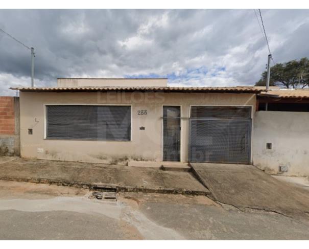 Foto de ITAÚNA/MG — Casa com 02 quartos no Bairro Godofredo Gonçalves (desocupada)