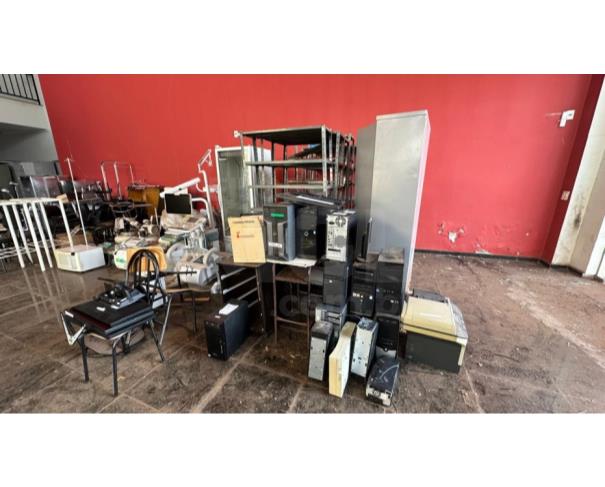 Foto de ITATIAIUÇU/MG-Prateleiras em aço, refrigerador de vacina, aparelho de ultrassom, cadeira odontologica dentre outros.