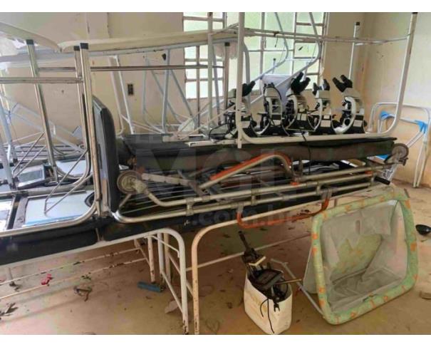 Foto de CARMO/RJ - Materiais hospitalares (maca, cercadinho infantil, microscópio).