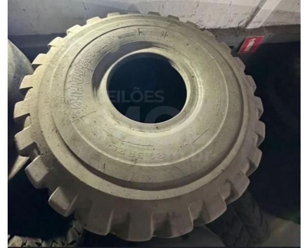 Foto de CONTAGEM /MG 4 PNEUS USADOS ORIGINAIS SENDO: 2 BRIDGESTONE RADIAIS2 TITAN 28 LONAS-- PA13001