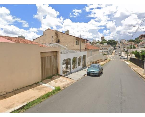 Foto de PATROCÍNIO/MG — [Fração ideal de 16,6666% sobre] casa e seu lote no Marciano Brandão