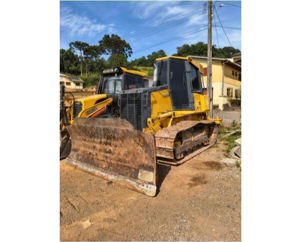 Foto de NOVA ROMA DO SUL/RS - Trator de esteira John Deere, modelo 700J, ano 2014, equipado com lâmina frontal, cabine fechada e horímetro indicando aproximadamente 11.800 horas