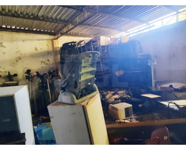 Foto de MANTENA/MG - Sucata Diversas (carteiras e cadeiras escolares, cadeiras fixas, cadeiras giratórias, mesas, arquivos metálicos, estantes/prateleiras, painéis/divisórias, portas, ventiladores, impressora, ar-condicionado)