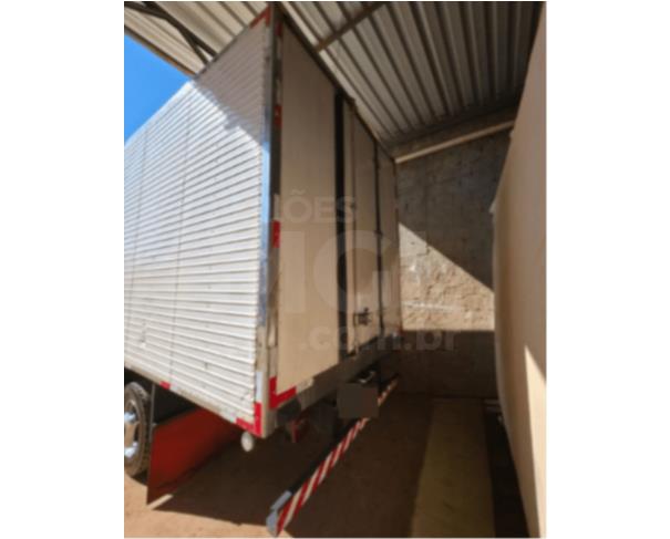 Foto de ABAETÉ/MG - CAMINHÃO - FORD/CARGO 815 N COM BAÚ CÂMERA FRIA - ANO: 2011/012 - SC1171