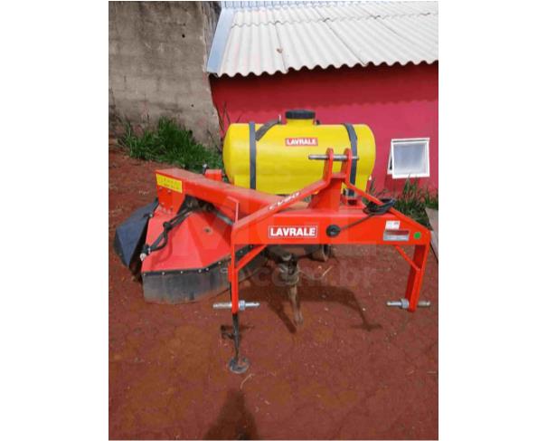 Foto de PARAGUAÇU/MG - Capinadeira Varredora Lavrale, modelo CV 80, equipada com rotor com cerdas de aço, reservatório de água de 100 litros e sistema de jato d’água para controle de poeira
