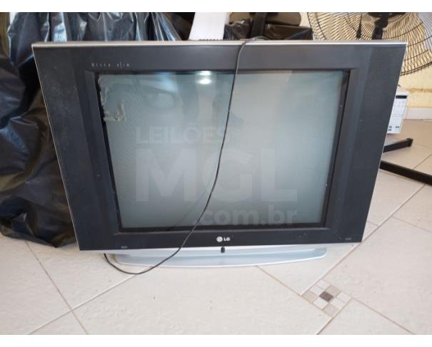 Foto de BRAZÓPOLIS/MG - Lote de bens diversos contendo bens hospitalar, mesa de som, micro-ondas e radio cd.