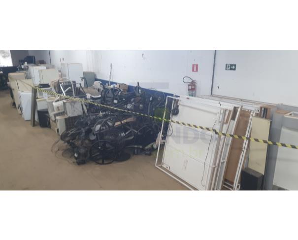 Foto de ITABIRITO/MG - Sucata de eletrônicos, geladeiras e freezers