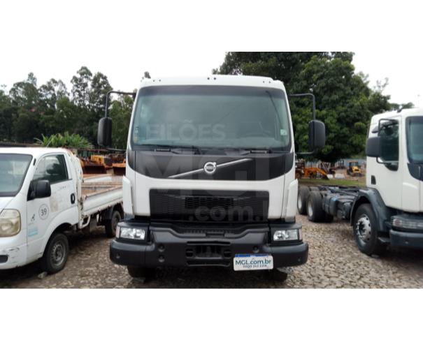 Foto de ITAÚNA MG CAMINHÃO NO CHASSI - VOLVO VM 330 6X4 TRAÇADO 