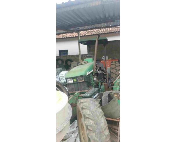 Foto de SANTA RITA DE JACUTINGA/MG - Trator agrícola John Deere, modelo 8605