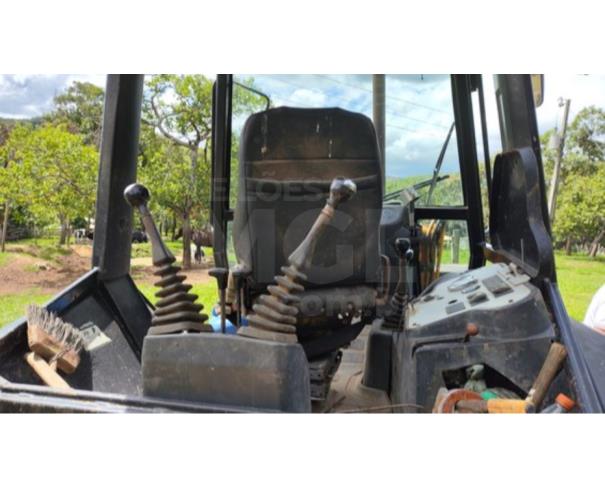 Foto de DIVINÓPOLIS/MG - Retroescavadeira JCB, modelo 3C.