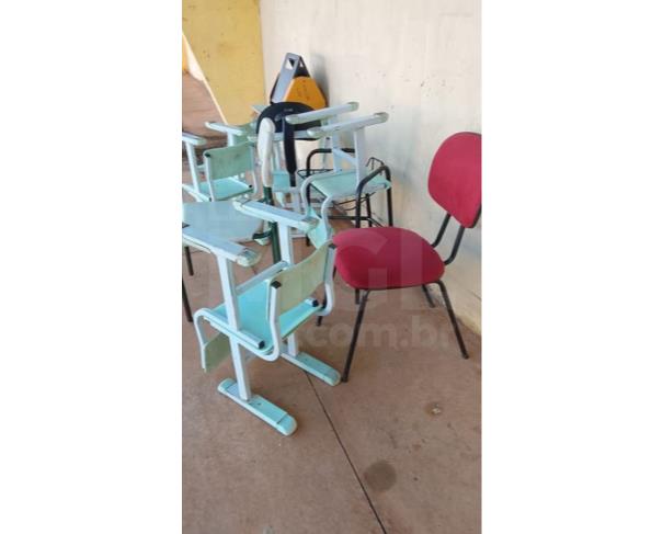 Foto de GUARANTÃ/SP - Carteiras e cadeiras, mimeógrafo, mesa de escritório com duas gavetas, mesa de escritório 1,20m com quatro gavetas, cadeiras de acrílico, ventiladores de teto, ventilador de parede, microfone sem fio, teclado.