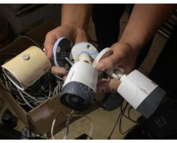 Foto de PORCIÚNCULA/RJ - Material de informática (monitores, DVD, mini system, notebook, som, cabos, câmeras de vigilância, retroprojetor, calculadora, impressora, CPUs). 