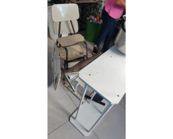 Foto de PORCIÚNCULA/RJ - Cadeiras e carteiras.