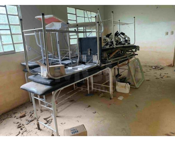 Foto de CARMO/RJ - Materiais hospitalares (maca, cercadinho infantil, microscópio).