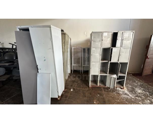 Foto de ITATIAIUÇU/MG-Prateleiras em aço, refrigerador de vacina, aparelho de ultrassom, cadeira odontologica dentre outros.