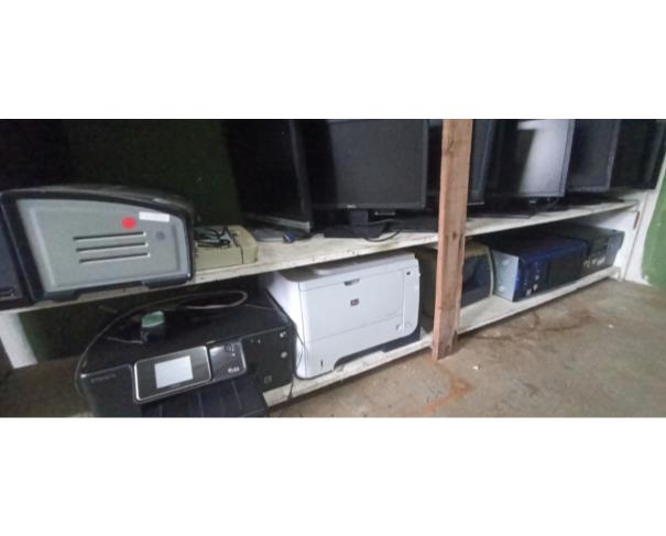 Foto de COLOMBO/PR - Sucatas diversas de TI, microcomputadores, monitores, impressoras, telefones