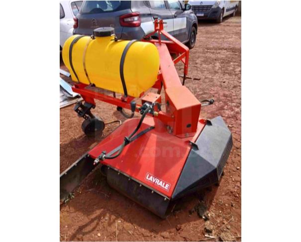 Foto de PARAGUAÇU/MG - Capinadeira Varredora Lavrale, modelo CV 80, equipada com rotor com cerdas de aço, reservatório de água de 100 litros e sistema de jato d’água para controle de poeira