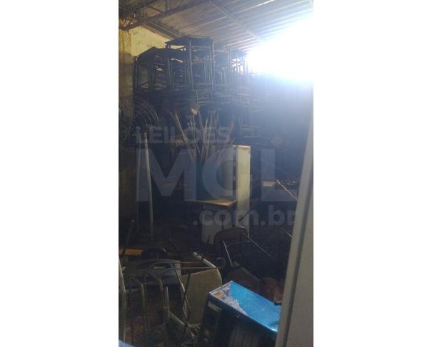 Foto de MANTENA/MG - Sucata Diversas (carteiras e cadeiras escolares, cadeiras fixas, cadeiras giratórias, mesas, arquivos metálicos, estantes/prateleiras, painéis/divisórias, portas, ventiladores, impressora, ar-condicionado)