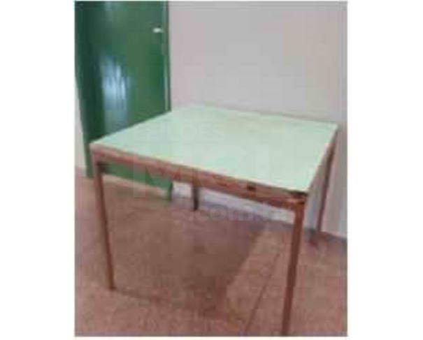 Foto de SANTA CRUZ DO RIO PARDO/SP - Mesas, cadeiras, balança, filtro, bebedouro, fogão industrial, carteiras, televisão, mini system, DVD, liquidificador industrial - Escola Maria Jose Rios