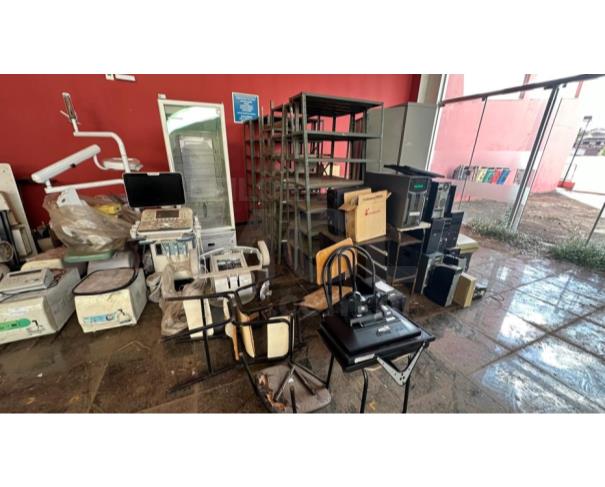 Foto de ITATIAIUÇU/MG-Prateleiras em aço, refrigerador de vacina, aparelho de ultrassom, cadeira odontologica dentre outros.