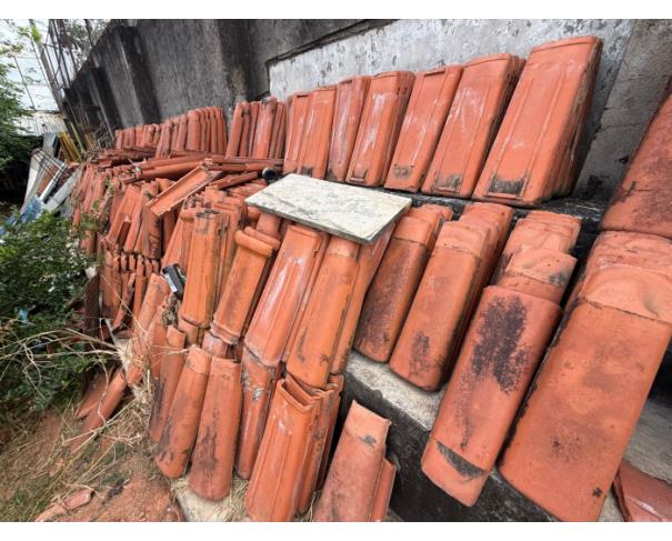 Foto de BELO HORIZONTE/MG - Aproximadamente 1.000 telhas misturadas, com capa e bica